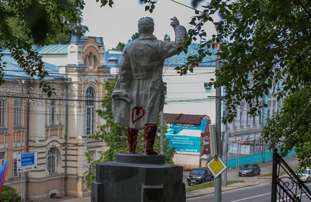 Кировский томск. Памятник Кирову Томск. Памятник Кирову Томск сапоги. Памятник Кирову Томск раскрашенный. Политех памятник Томск.